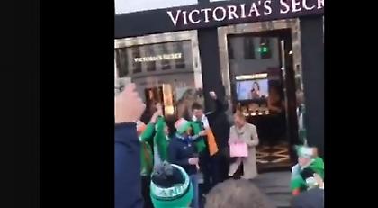 Ιρλανδοί πανηγύριζαν για τον κόσμο που... έβγαινε από κατάστημα εσωρούχων! (vid)