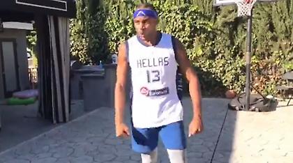 ΕΠΟΣ: Ο «μίμος» των ΝΒΑερ κάνει… Αντετοκούνμπο φορώντας φανέλα της Εθνικής (video)