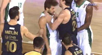 Έσπρωξε αντίπαλο και αποβλήθηκε ο Βέσελι! (video)