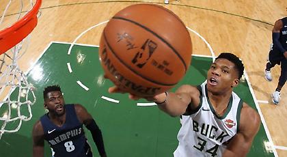 ΕΠΟΣ: Ο Αντετοκούνμπο κάνει… λαϊκό πρόγραμμα στο αυτοκίνητό του (video)