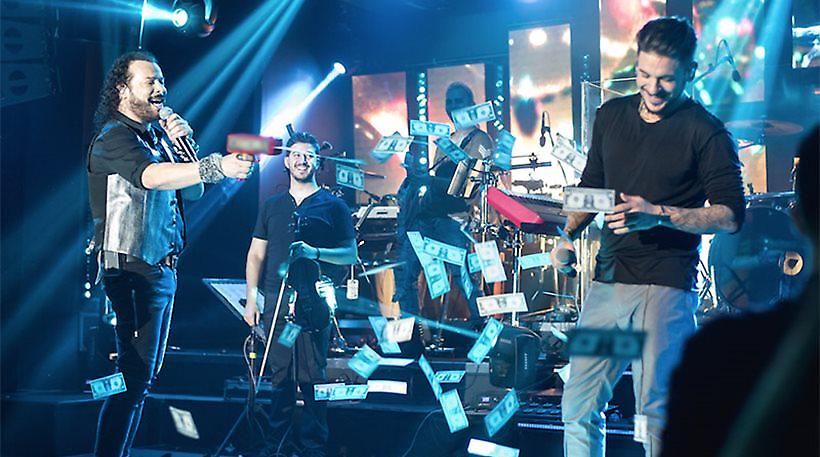 Ραίνουν με... χαρτονομίσματα στην πίστα τον Δάντη και τον Stan