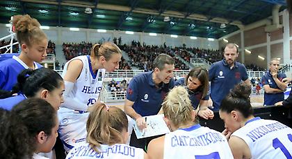 Υπόκλιση στον κόσμο από την Εθνική Γυναικών