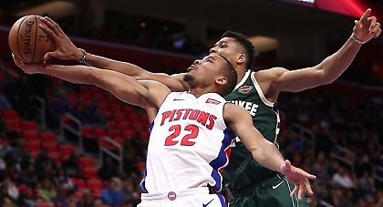 Τα έκανε όλα ο Γιάννης, νίκησαν οι Μπακς τους Πίστονς