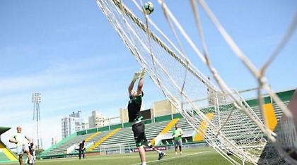 Συγκλονίζει ο ακρωτηριασμένος τερματοφύλακας της Σαπεκοένσε που ξεκίνησε προπονήσεις