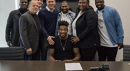 «Έδεσαν» τον Κόβινγκτον οι Σίξερς