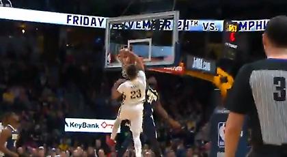 Έκανε πόστερ τον Φαρίντ ο Ντέιβις (video)