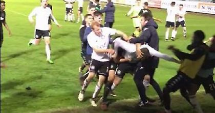 Άγριο ξύλο εν μέσω αγώνα (video)