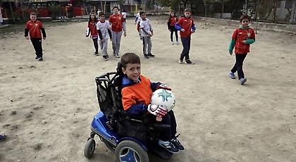 Ένας πιτσιρικάς παίζει ποδόσφαιρο και συγκλονίζει: «Όταν παίζω, ξεχνάω ότι δεν μπορώ να περπατήσω»