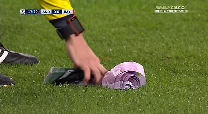 Οπαδοί της Μπάγερν πέταξαν πλαστά χαρτονομίσματα σε ένδειξη διαμαρτυρίας (video)