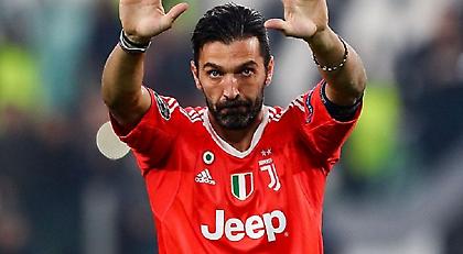 Ο Μπουφόν πέταξε το σορτσάκι του σε οπαδό και έμεινε με το εσώρουχο (video/pics)