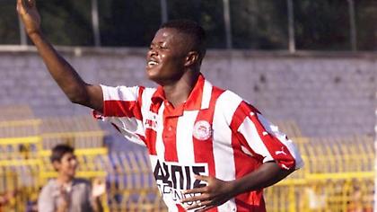 Ο Οφορίκουε έγινε μάνατζερ και έδωσε στο γραφείο του ελληνικό όνομα (pic)