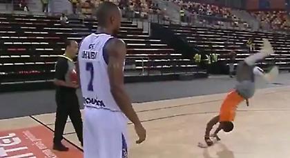 Ο τύπος καθαρίζει το παρκέ και το… διασκεδάζει (video)