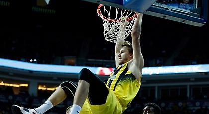 Το κάρφωμα-νταηλίκι του Βέσελι! (video)