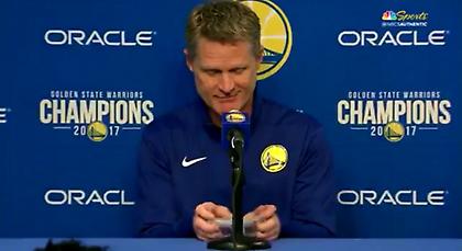 ΕΠΙΚΟΣ Κερ: Έβγαλε τράπουλα ύστερα από ερώτηση δημοσιογράφου! (video)