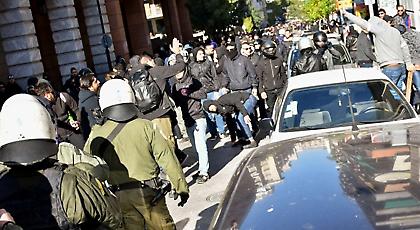 Χαμός στο κέντρο της Αθήνας: Οπαδοί του ΠΑΟΚ έπαιξαν άγριο ξύλο με Πακιστανούς (video)