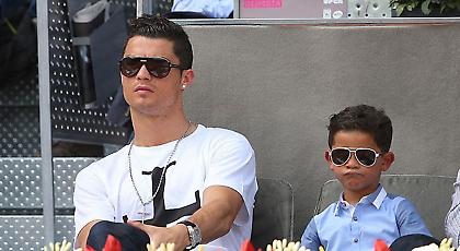 Στα χνάρια του... μπαμπά και ο μικρός Κριστιάνο! (video)