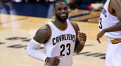 Τα βάζει και με… «αρκούδες» ο Λεμπρόν!