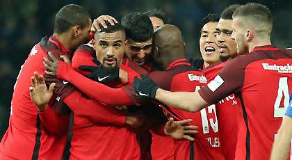 Άλωσε το Βερολίνο η Άιντραχτ, δάγκωσαν την Γκλάντμπαχ οι «Λύκοι»