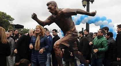 Βάνδαλοι έκοψαν τα πόδια στο άγαλμα του Μέσι (pic)