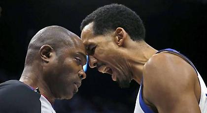 Αποβλήθηκε για «κοκορομαχία» με διαιτητή ο Λίβινγκστον (video)