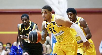 Τα «όργια» του ΜακΚένζι Μουρ κόντρα στην ΑΕΚ και το τρομερό κάρφωμά του