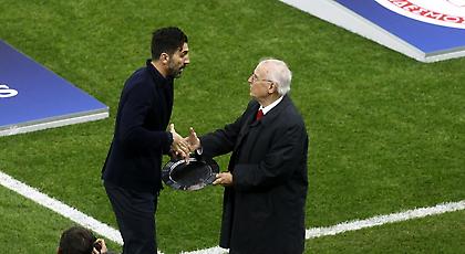 Η βράβευση του Μπουφόν από τον Ολυμπιακό (video)