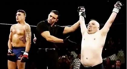 Και στο UFC έχουν καρδιά: Έβαλαν οπαδό του ΜΜΑ με σύνδρομο down στο οκτάγωνο (video)