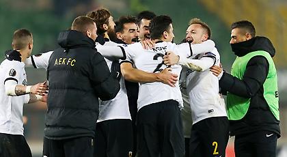 Τρέλα για την πρόκριση στα αποδυτήρια της ΑΕΚ