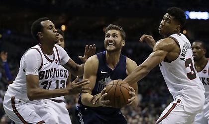 Νέο σόου Αντετοκούνμπο με Μάβερικς (video)