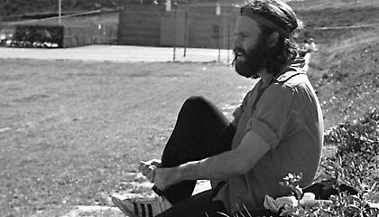 Συλλεκτική photo: Ο Τζιμ Μόρισον ετοιμάζεται να παίξει ποδόσφαιρο