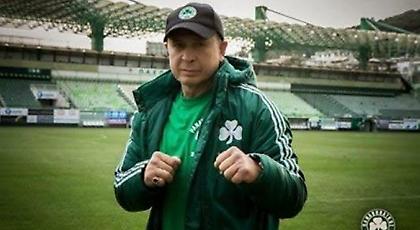 Προπονητής του Παναθηναϊκού ποζάρει με μικρό φίλαθλο του Ολυμπιακού! (pic)