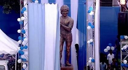 Έμεινε… άγαλμα με το άγαλμά του ο Μαραντόνα!