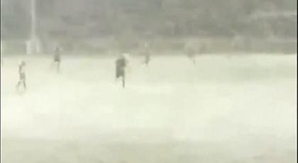 Ούτε η... χιονοθύελλα δεν σταμάτησε ματς στην Ουαλία! (video)