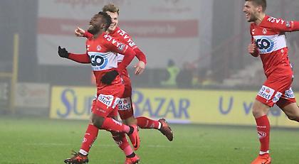 Στα ημιτελικά και με γκολάρα του Ατζαγκούν η Κορτράικ (video)