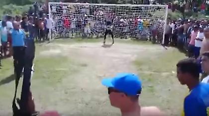 Απίστευτο: Υπό την απειλή όπλου εκτελέστηκε το πιο αγχώδες πέναλτι όλων των εποχών (video)