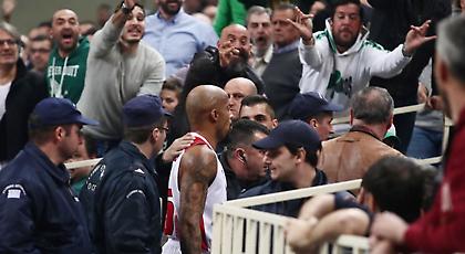 «Αρπάχτηκε» με τον Σίνγκλετον και μετά αποβλήθηκε ο Θίοντορ (pics)