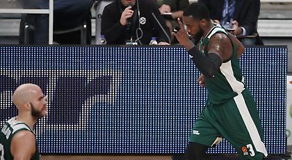 Πράσινο... ποτάμι παρέσυρε την Αρμάνι!