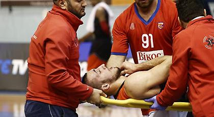 Έφυγε με φορείο από το κλειστό της Νέας Σμύρνης ο Σλαφτσάκης! (pics)