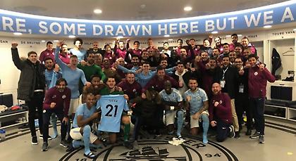 Πάρτι και... σύνθημα κατά του Μουρίνιο στ' αποδυτήρια της Σίτι! (vid)