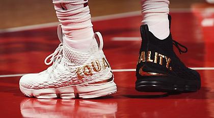 Απίθανο μήνυμα από Λεμπρόν με τα… παπούτσια του (pics)