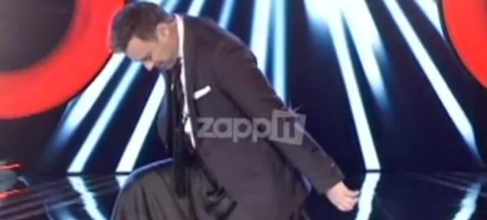 The Voice: Επικός Καπουτζίδης τρόλαρε τους κριτές, φόρεσε φούστα και τραγούδησε Σάκη (video)