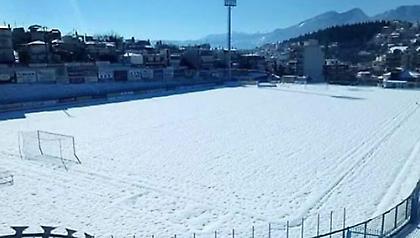 Στρωμένο με χιόνι το γήπεδο της Λαμίας – Στον «αέρα» το ματς με Παναθηναϊκό (pics)