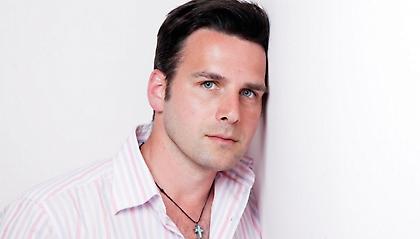 Ο Κασελάκης ακούει Περικλή από Fame Story σε ραδιόφωνο του Καζακστάν (video)