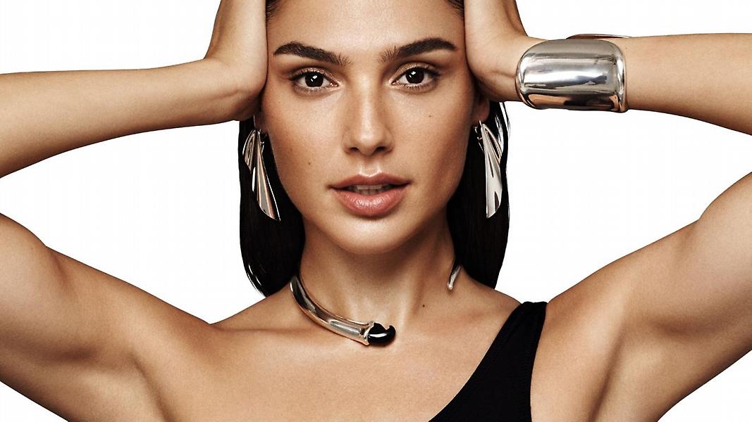 Ανάβει φωτιές η Wonder Woman με την… εορταστική της φωτογράφιση!