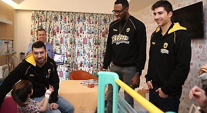 Μοίρασε χαμόγελα και δώρα η ΑΕΚ (pics)