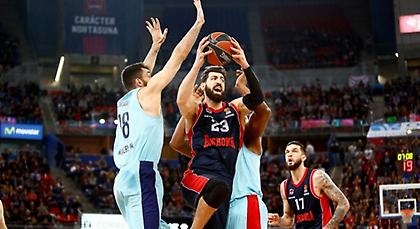 Στη μέση το βραβείο του MVP της 14ης αγωνιστικής