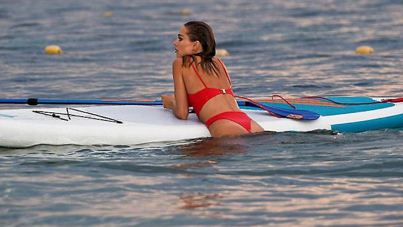 H Kimberley Garner βγάζει τη γαλοπούλα από τον φούρνο και... ζεματάει (pics)