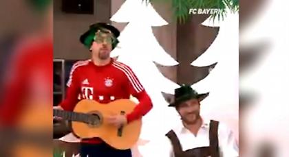 ΕΠΟΣ: Ο… χριστουγεννιάτικος Ριμπερί τραγουδά  τα γερμανικά κάλαντα (video)