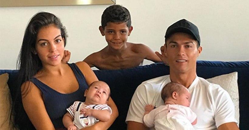 Ποζάρει με τα τρία μωρά του ο Κριστιάνο Ρονάλντο (pic)