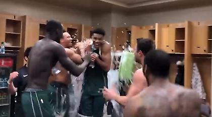 Μπουγέλο στον ήρωα Γιάννη στα αποδυτήρια των Μπακς (video)